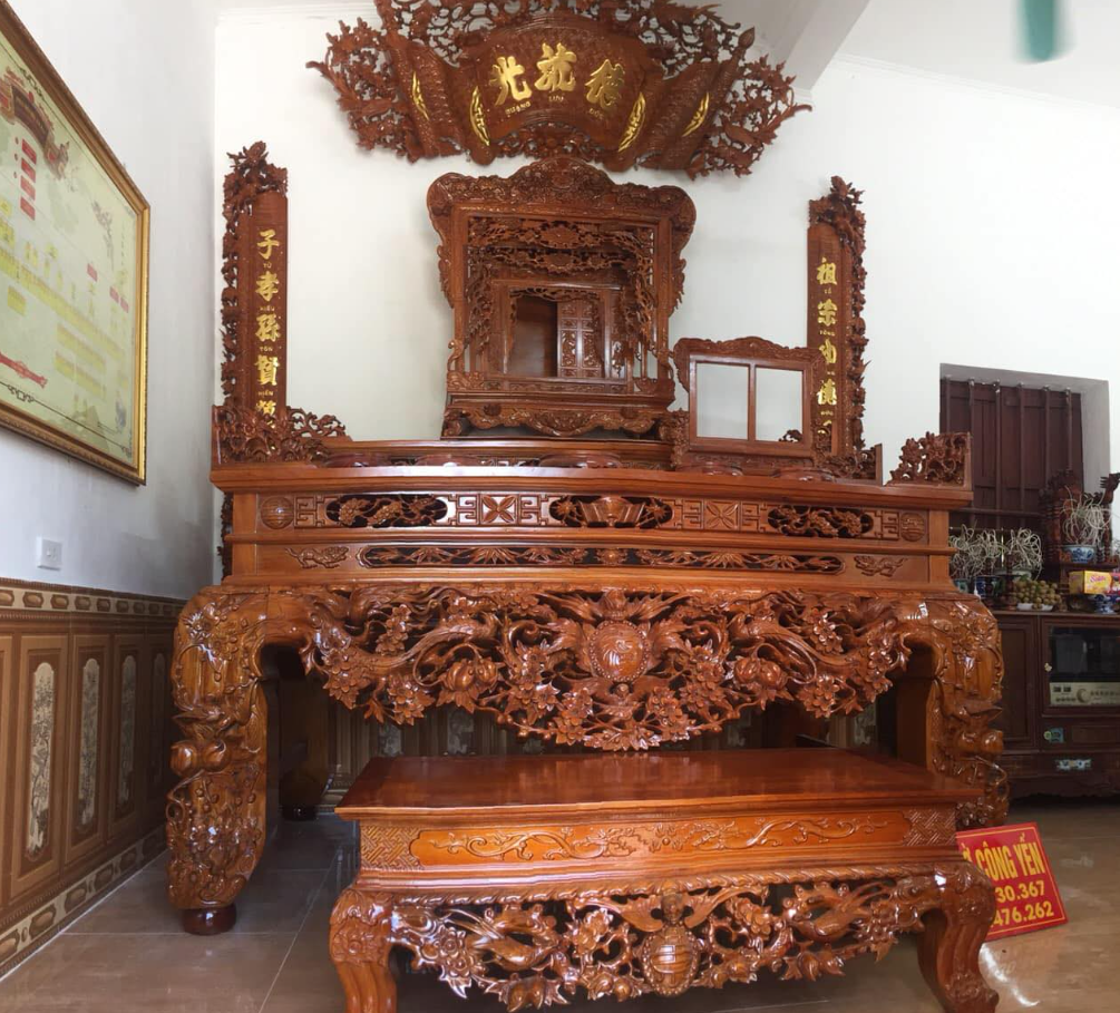 Bàn thờ gia tiên đục chữ Thọ